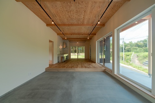 ダイニングにつながる玄関土間。土間部部分はリビングとしても活用できます 出典：えびすや建築工房　えびすや(株)