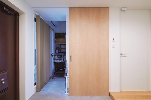 ベビーカーをたたまずに収納できるほどゆとりのある玄関土間（マンションリノベーション事例「リフォーム済みの既存をうまく活用し家事・育児・在宅勤務がしやすい家に」）