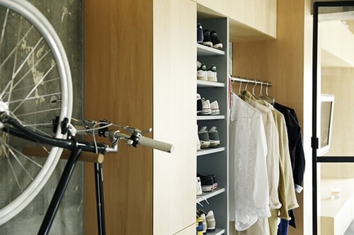 壁面収納には自転車やスニーカー、洋服をかけられるラックを設置（リノベーションマンション事例「引き算でつくるシンプルな空間で愛用の自転車を眺めて暮らす」）