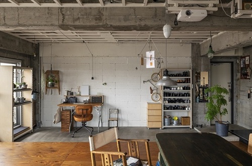 リビングダイニングと一体感のあるDIYを楽しむ玄関土間（リノベーションマンション事例「DIY用の土間は必須！余白を残した空間で暮らしながらつくり続ける」）