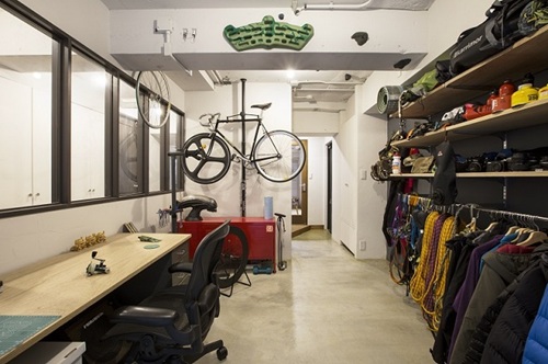 登山や自転車、プラモデルなど趣味を思い切り楽しむスペースに（リノベーションマンション事例「116㎡の大空間をゆったり使い、憧れの広いLDKと趣味部屋を実現」）