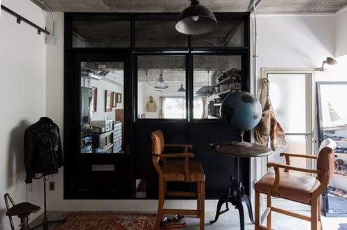 仕事の商談スペースも兼ねる玄関土間（リノベーションマンション事例「良質なヴィンテージアイテムと暮らす古着屋オーナーの家」）
