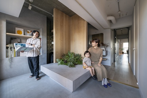 緑豊かな玄関土間は家族の憩いの場に（リノベーションマンション事例「玄関を入ると、そこはオアシス…。 癒しと楽しさに満ちた家」）