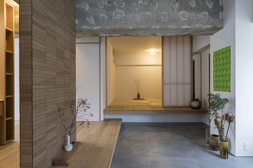 玄関土間の素材や間取りの工夫によっておしゃれな空間に（リノベーションマンション事例「土間を第二のリビングに活用。大空間を多目的に使いこなす」）