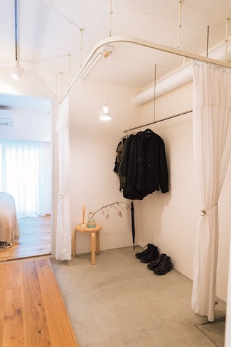 カーテンレールを設置してフレキシブルに玄関土間を活用できます（【59㎡】マンションリノベーション事例「シンプルな白い空間で明るさと広がりを実現」【DINKS】）