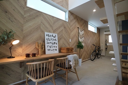 マウンテンバイクやサーフボードも置ける広々スペース。玄関もアーリーアメリカン風でおしゃれに　出典：(株)讃建サンワ開発　