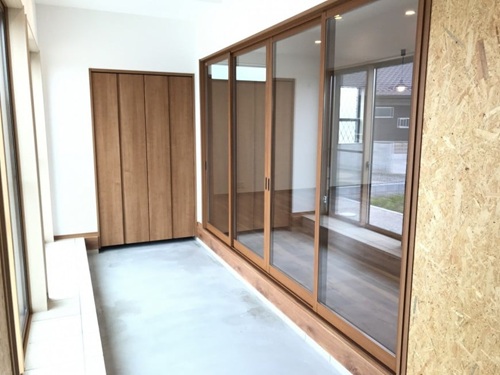 大きな掃き出し窓から入る日の光はリビングまで届きます　出典：(株)ハイスペース