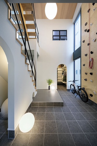 玄関が家族の遊び場となっていて、ゲストを迎え入れるコミュニケーションの場にもなっています　出典：(株)アールプランナー