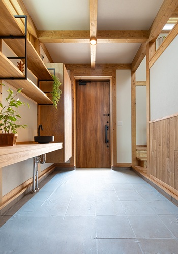 手洗い場が備え付けられた玄関土間。壁には収納スペースも　出典：エル不動産　サイエンスホーム諏訪店　(株)エルハウス