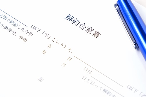 専任媒介契約を解除する際に違約金が発生するケースとそうでないケースを解説します