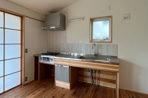 壁に対面するように設置する壁付けキッチン(出典:(株)加藤組)