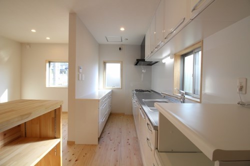 壁で仕切られた独立型キッチン(出典:(株)三原工務店)