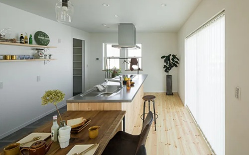 アイランドキッチン×土間(出典:Bell home(株))