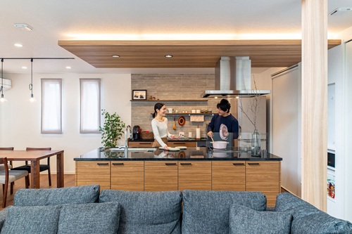 デザインと間取りにこだわり。ワイワイ楽しめるアイランドキッチンのある家(出典:ネクストイノベーション(株))