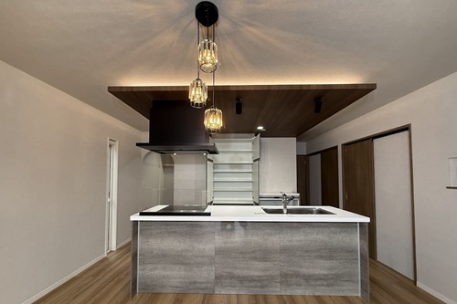 【31坪 アイランドキッチン×吹き抜け 回遊動線のお家】(出典:プラスワン(株))