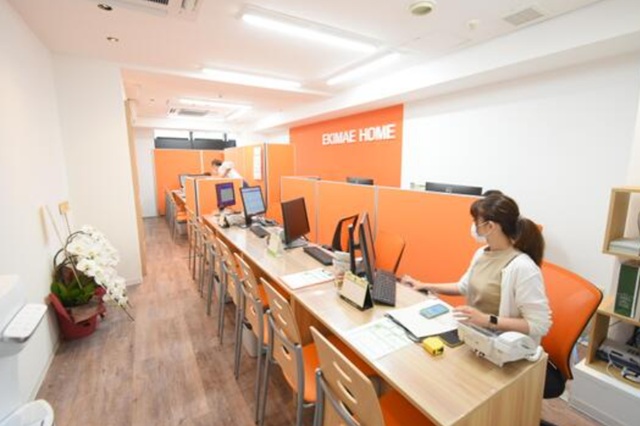 武蔵小杉駅南口からすぐのところにある「エキマエホーム 武蔵小杉店 武蔵小杉駅前不動産(株)」