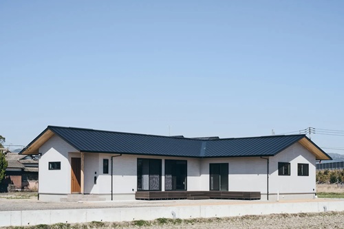 軒が深いL型の漆喰の家:宮西建設(有)