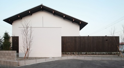 漆喰と焼き板の家:くらしき工務店(株)
