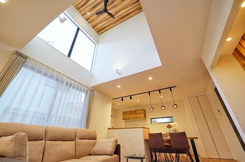 吹き抜けは、部屋の開放感を演出してくれます