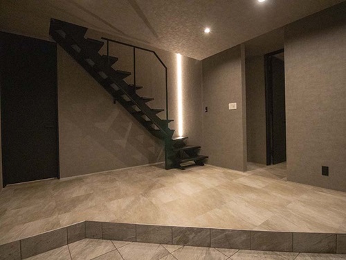 スケルトン階段やシースルー階段とも呼ばれます（出典：(株)匠工房　野洲店）