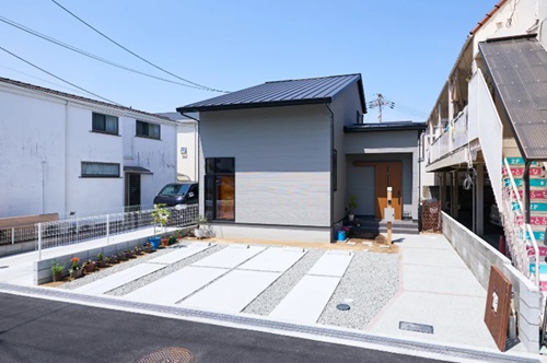 【平屋風二階建て】アンティーク家具が似合うお家/出典：（株）ビーバーハウス