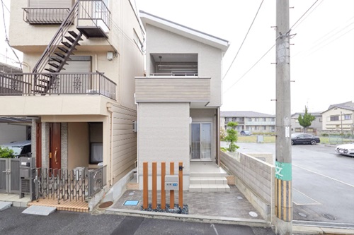 【狭小】敷地約20坪の狭小地でも設計次第で広く住める！ 築50年の家を安心できる家に建て替え（出典：（株）ビーバーハウス）