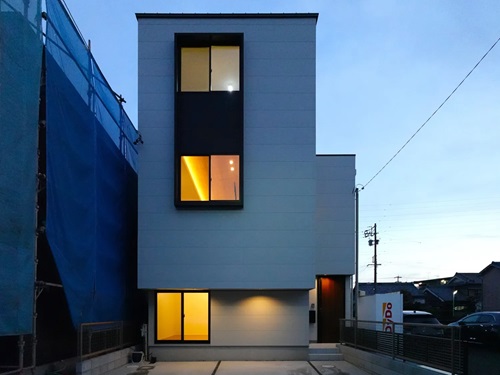 【3階建て/狭小住宅/間口の狭い家/理想の間取り/車2台駐車可】狭小地に建てるスタイリッシュな3階建て（出典：（株）トスコ）