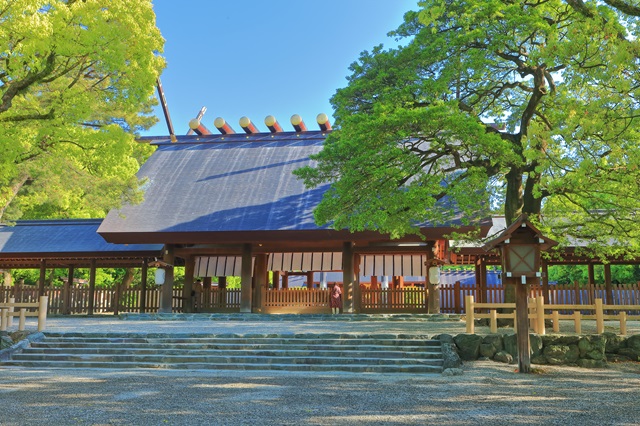 三種の神器のひとつである草薙剣(くさなぎのつるぎ)を祀る神社で知られる「熱田神宮」