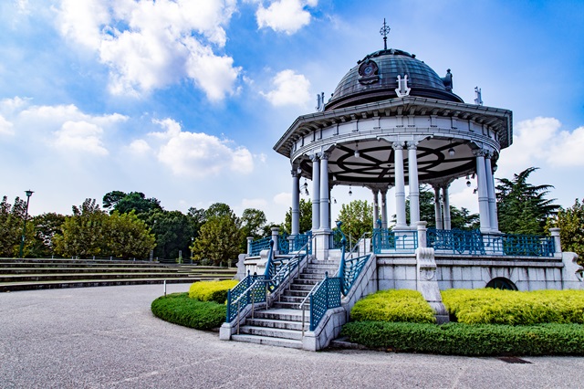 名古屋市内の最初の公園として1909年(明治42年)に開園した「鶴舞公園」は市民の憩いの場として親しまれています