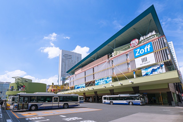 駅直結の商業施設「アスナル金山」にはバスターミナルもあります