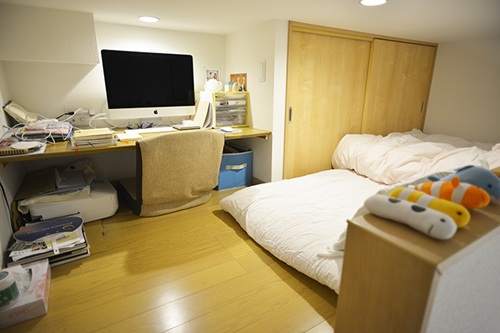 まりさんの「デザイナーが暮らす こだわりグッズのワークスペースROOM」