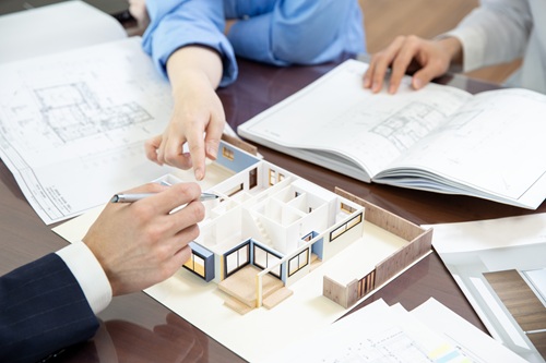 ウッドデッキを施工会社に依頼する時の見積もり方法は？