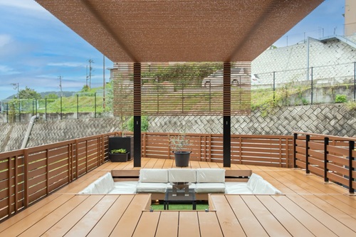 【２階建/３LDK/ウッドデッキ/回遊家事動線】リビングからつながるウッドデッキのある家/出典：(株)高橋デザイン建築事務所