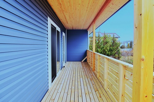 【12.72坪・１LDK】ウッドデッキから望むのは開放的な景色。セカンドライフにちょうどいいサイズの家/出典：(株)豊木工舎