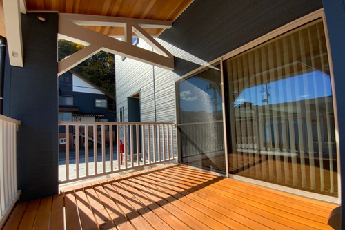 【店舗併用住宅】ウッドデッキと庭のある家/出典：マルコホーム(株)丸川屋工務店