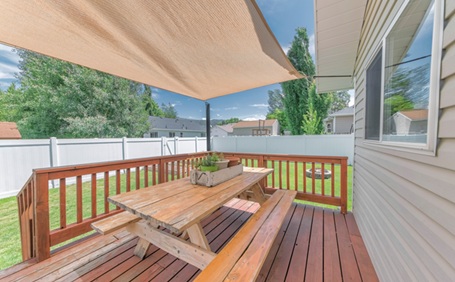 【実例】ウッドデッキを設置する費用は？価格が変動するポイントやDIYでの目安も解説