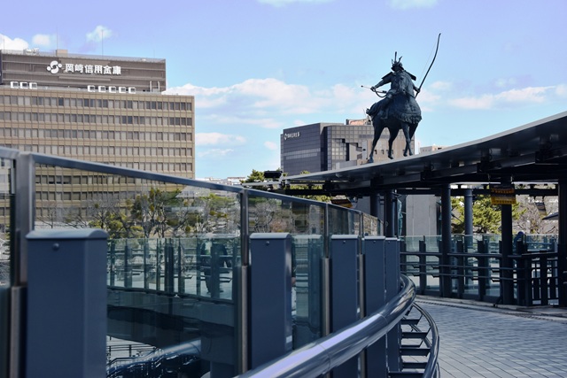 東岡崎駅と「OTO RIVERSIDE TERRACE（オト リバーサイドテラス）」をつなぐペデストリアンデッキには、岡崎市が生誕の地である徳川家康公の銅像があります