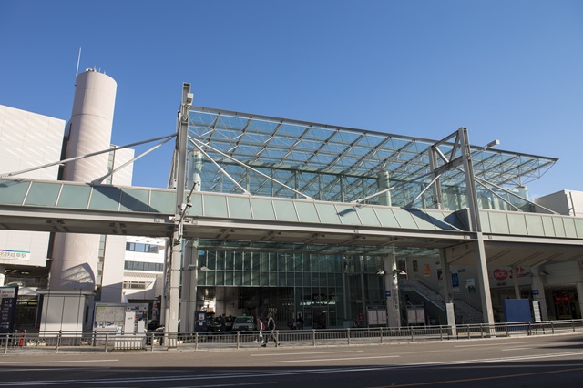 JR岐阜駅にも乗り換え可能な名鉄岐阜駅。岐阜市内の中心部に位置しており、駅前にはタワーマンションも