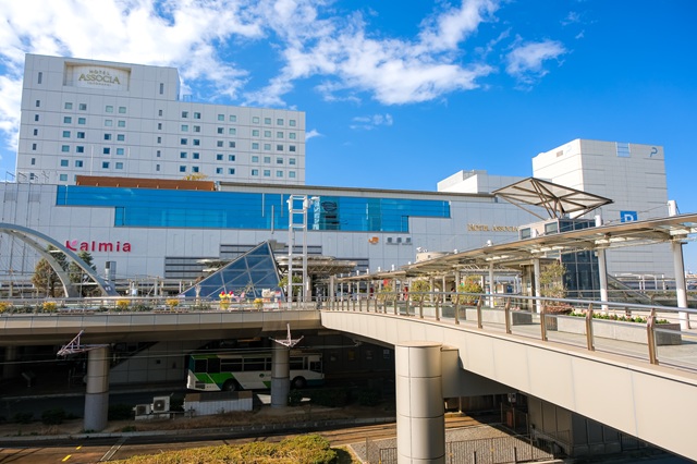 豊橋駅ビルの「カルミア」もあり買い物にも便利な名鉄名古屋本線終点の豊橋駅は、新幹線や豊鉄市内線への乗り換えも可能です