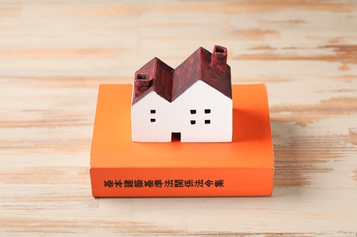 2025年４月に施行された建築基準法の改正により、これまで確認申請が不要と見なされがちだったカーポートも、厳格に審査されるようになりました