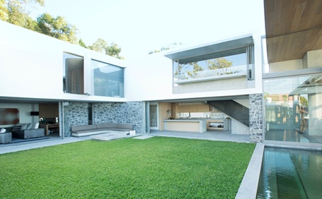 中庭のある家を作りたい方必見！デメリットとメリットや失敗しない対策を徹底解説