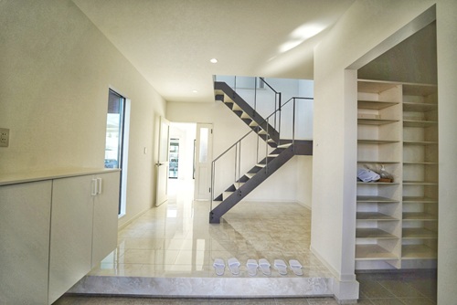 玄関の土間収納もおしゃれな空間にするアイデアを紹介します