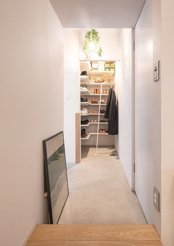スペースが限られていても、圧迫感なく収納できます(リノベーションマンション事例「小さな居場所が連なるおおらかな“ワンリビング”のリノベーション」)