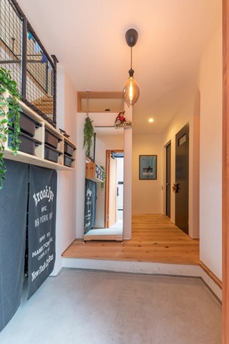 階段下を活かした収納スペースがある玄関(出典:ダイソウホーム(株))