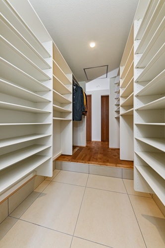 大容量の収納スペースがある通り土間(出典:(株)エムズアソシエイツ)