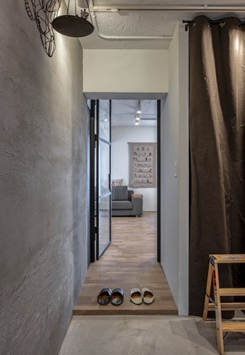 玄関から土間を通ってリビングに。収納だけでなく趣味のスペースとしても活用できます(リノベーションマンション事例「大きなカウンターと土間で趣味を存分に楽しむ至福の家時間」)