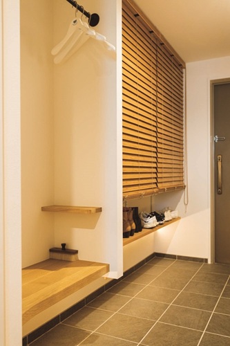 ベンチの上にはバーを設けてコートなども掛けられるように(マンションリノベーション事例「収納、ベンチ、客室…多目的に使える約3畳の小上がりが大活躍」)