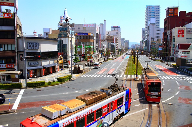 豊橋市は、愛知県内で唯一路面電車が運行されており「納涼ビール電車」や「おでん電車」などユニークな企画電車が走ります