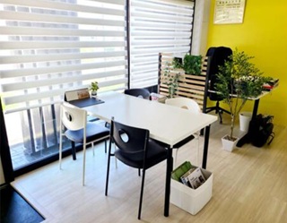 黄色いアクセントウォールが目を引くおしゃれな店内