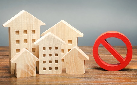 違法建築とは？既存不適格建築物との違いや所有するリスク、確認方法を解説